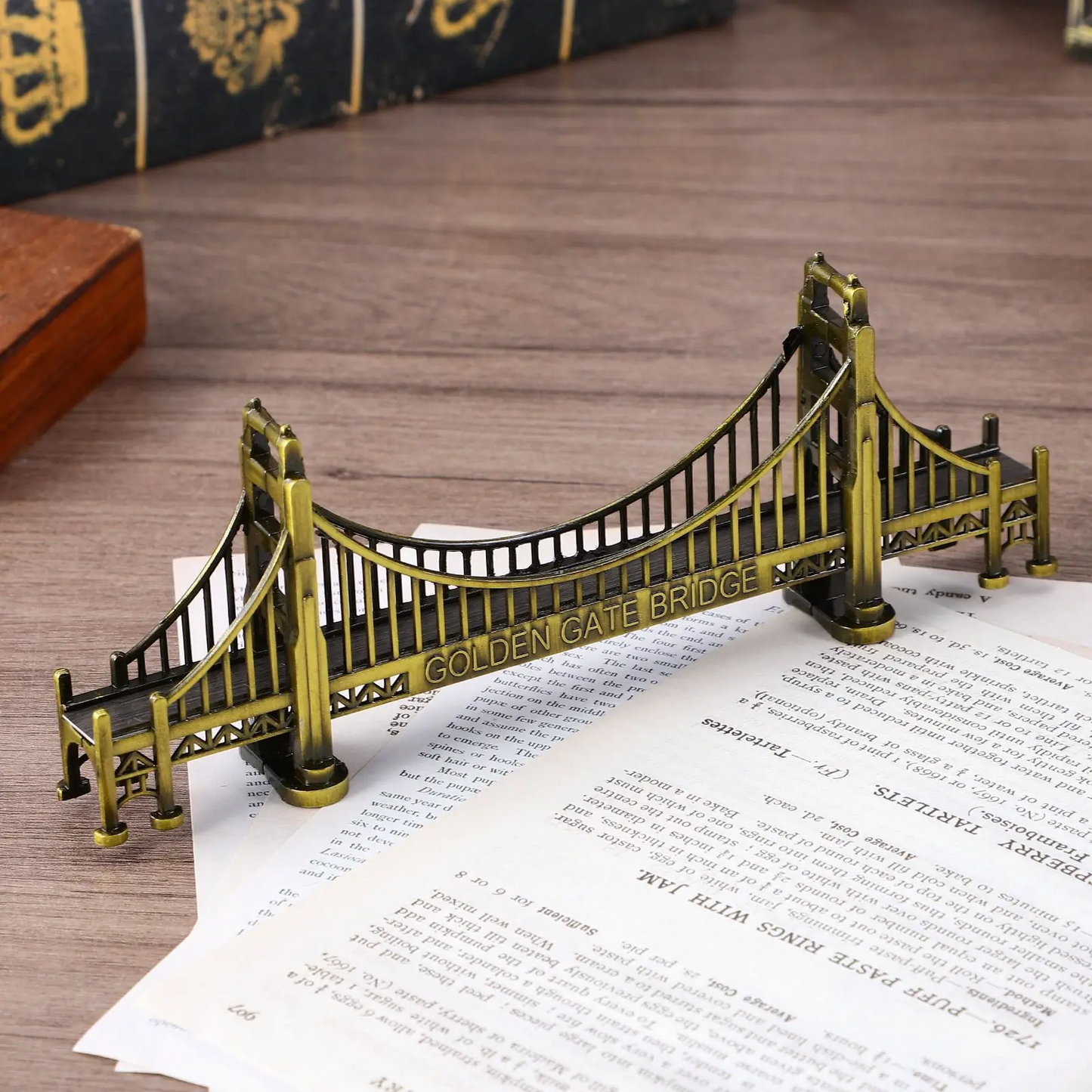 Golden Gate Bridge Metal Statue – Elegant Landmark Replica