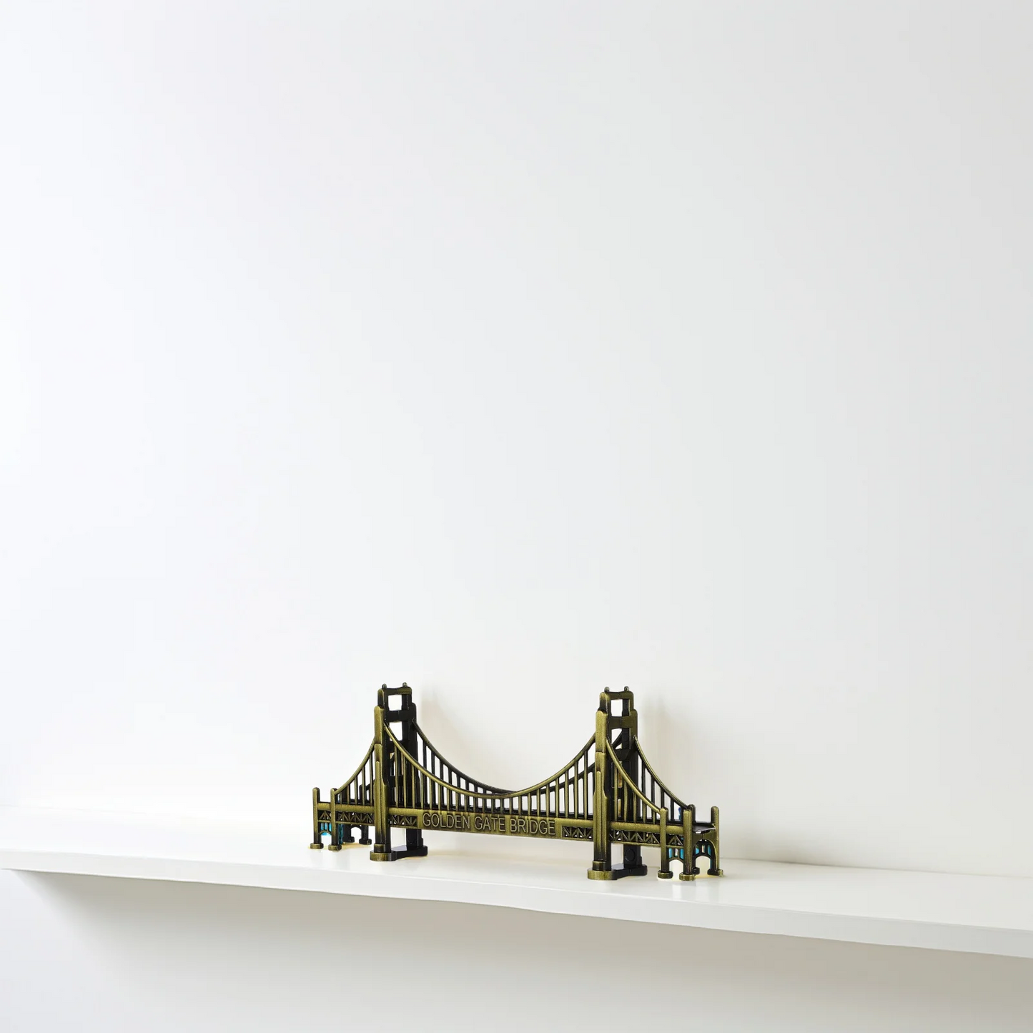 Golden Gate Bridge Metal Statue – Elegant Landmark Replica